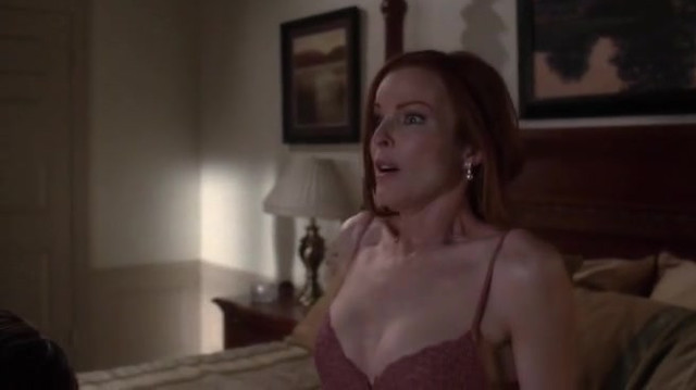 Marcia Cross sexy - Desperate Housewives s03e01 (2004)