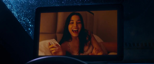 Jessica Gomes sexy - Father Figures  (2017)