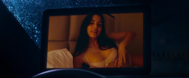 Jessica Gomes sexy - Father Figures  (2017)