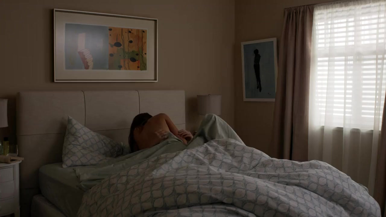 Agnes Bruckner sexy, Hannah Levien sexy - The Returned s01e05 (2015)