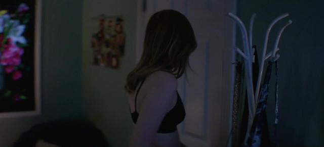 Grace Victoria Cox sexy - Heathers s01e02 (2018)