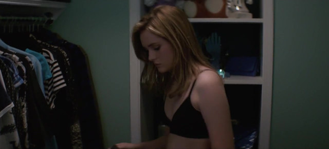 Grace Victoria Cox sexy - Heathers s01e02 (2018)