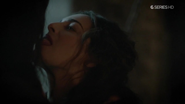 Amira Casar sexy - Versailles s01e06 (2015)