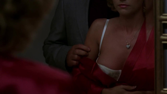 Kelly Carlson sexy - Nip Tuck s04e07 (2007)