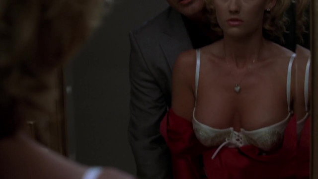 Kelly Carlson sexy - Nip Tuck s04e07 (2007)