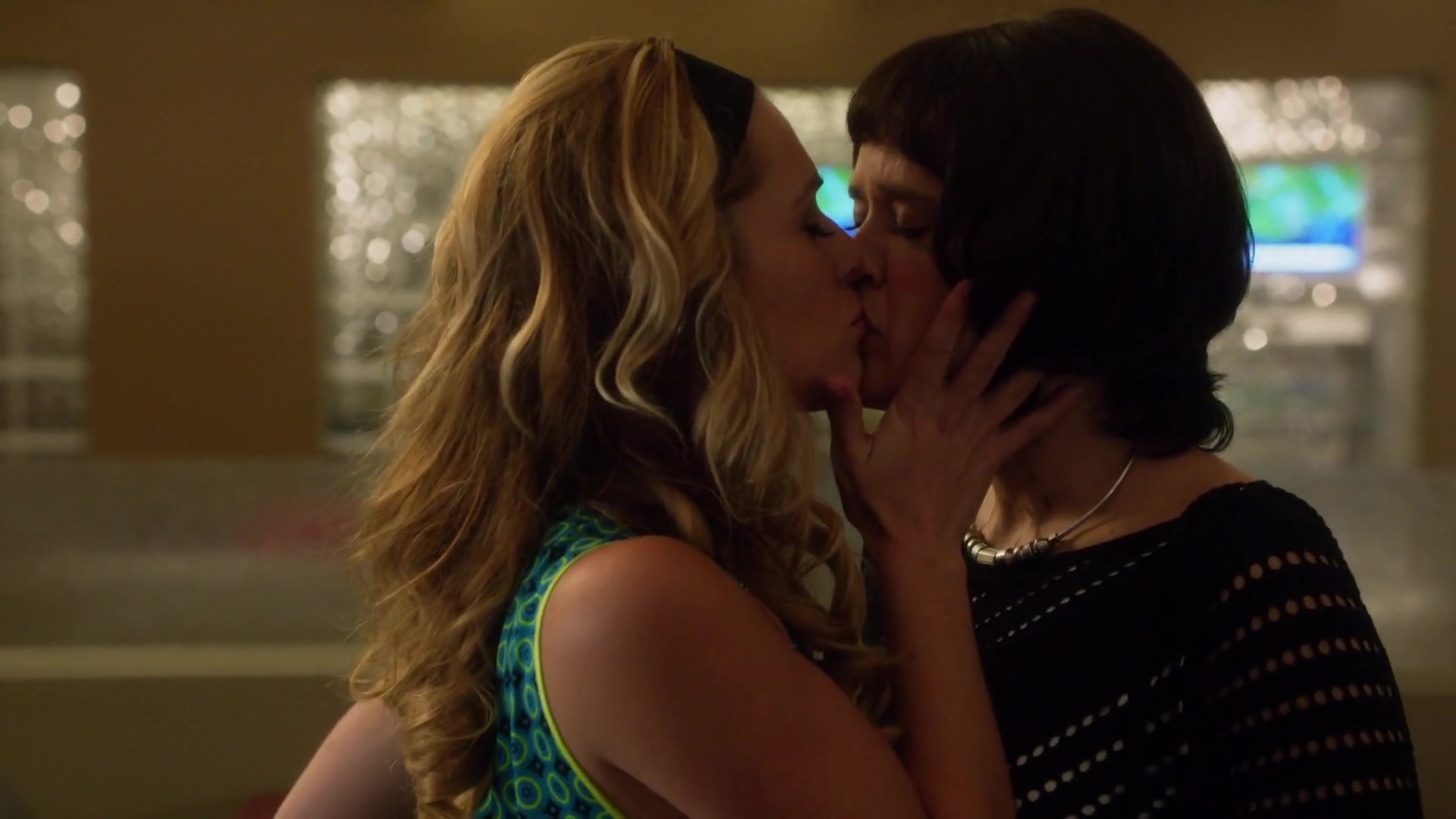 Natalie Hall sexy, Brina Palencia sexy - Star Crossed s01e10 (2014)