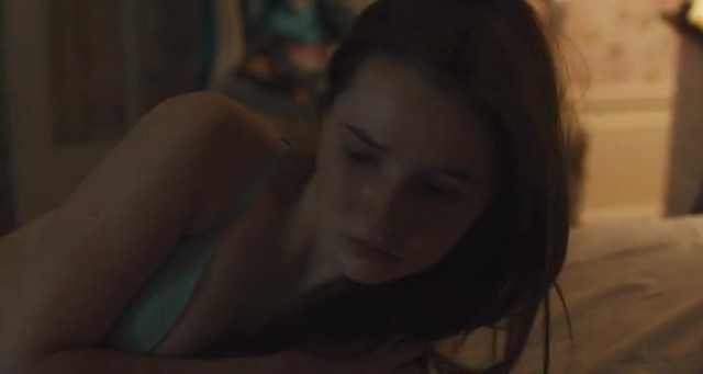 Kaitlyn Dever sexy - All Summers End (2017)