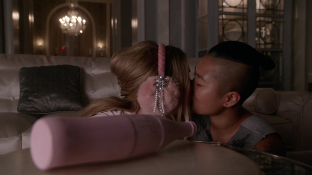 Billie Lourd sexy, Jeanna Han sexy - Scream Queens s01e06 (2015)