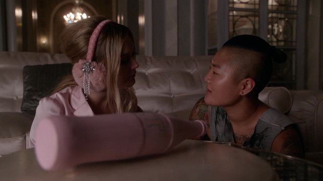 Billie Lourd sexy, Jeanna Han sexy - Scream Queens s01e06 (2015)