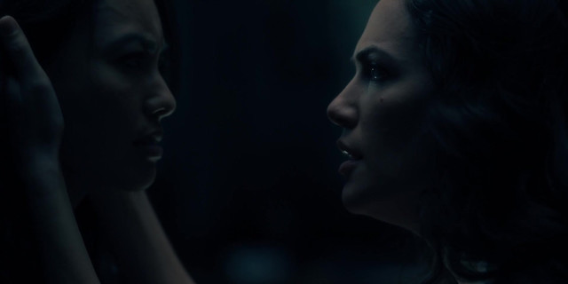 Kate Siegel sexy, Levy Tran sexy - The Haunting of Hill House s01e10 (2018)