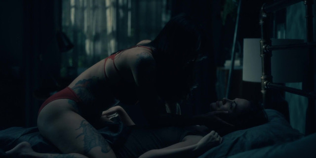 Kate Siegel sexy, Levy Tran sexy - The Haunting of Hill House s01e10 (2018)