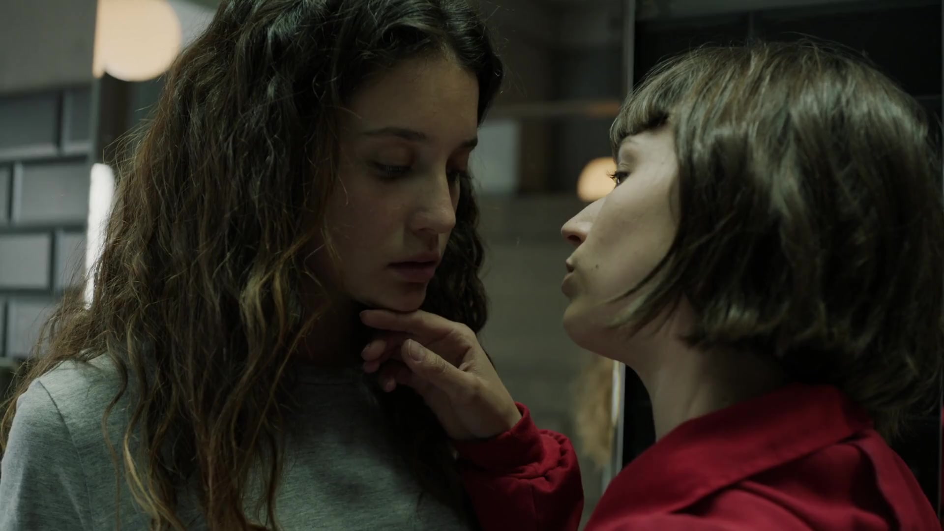 Maria Pedraza sexy, Ursula Corbero sexy - Money Heist s01e08 (2017)