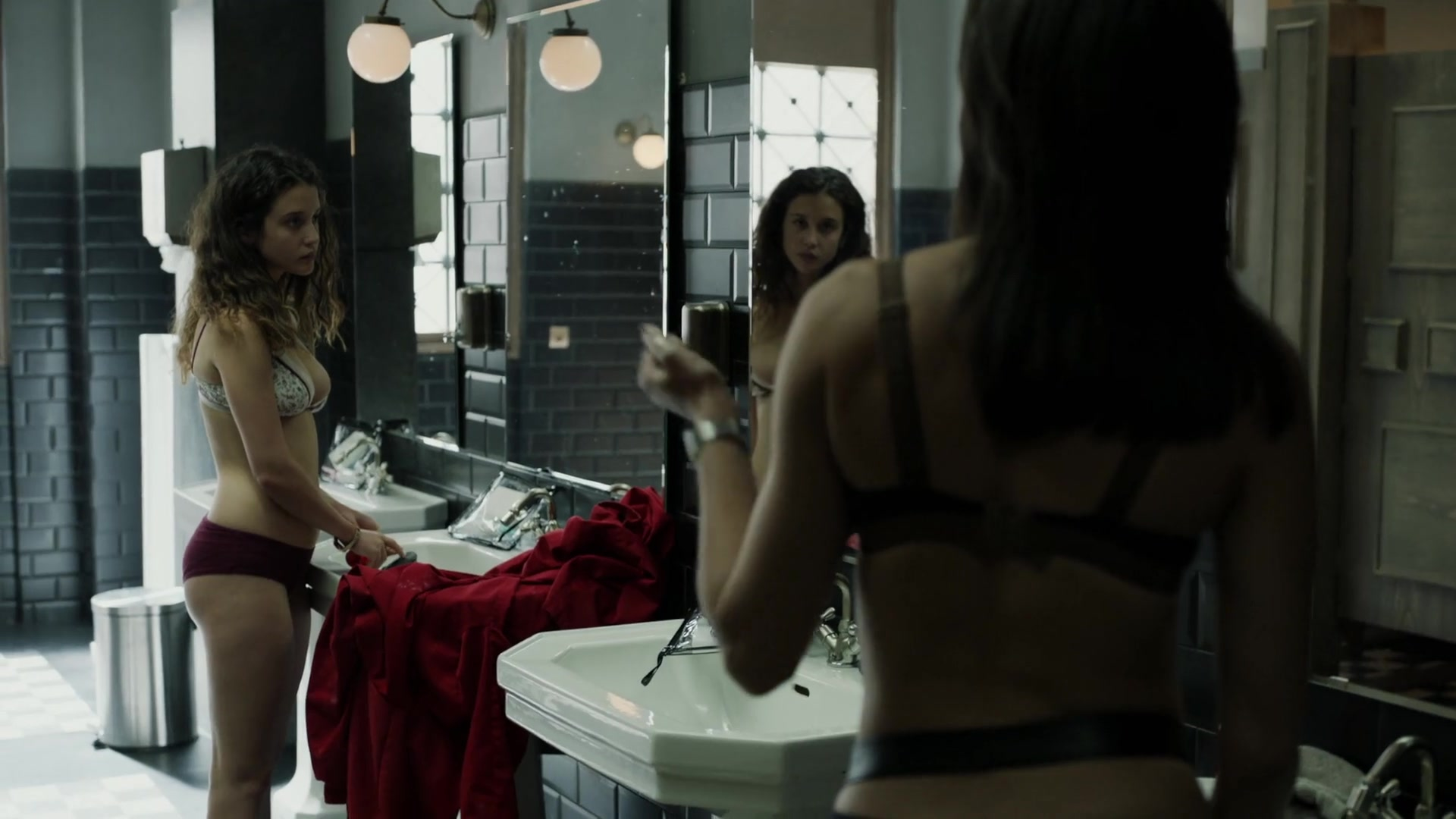 Maria Pedraza sexy, Alba Flores sexy - Money Heist s01e10 (2017)