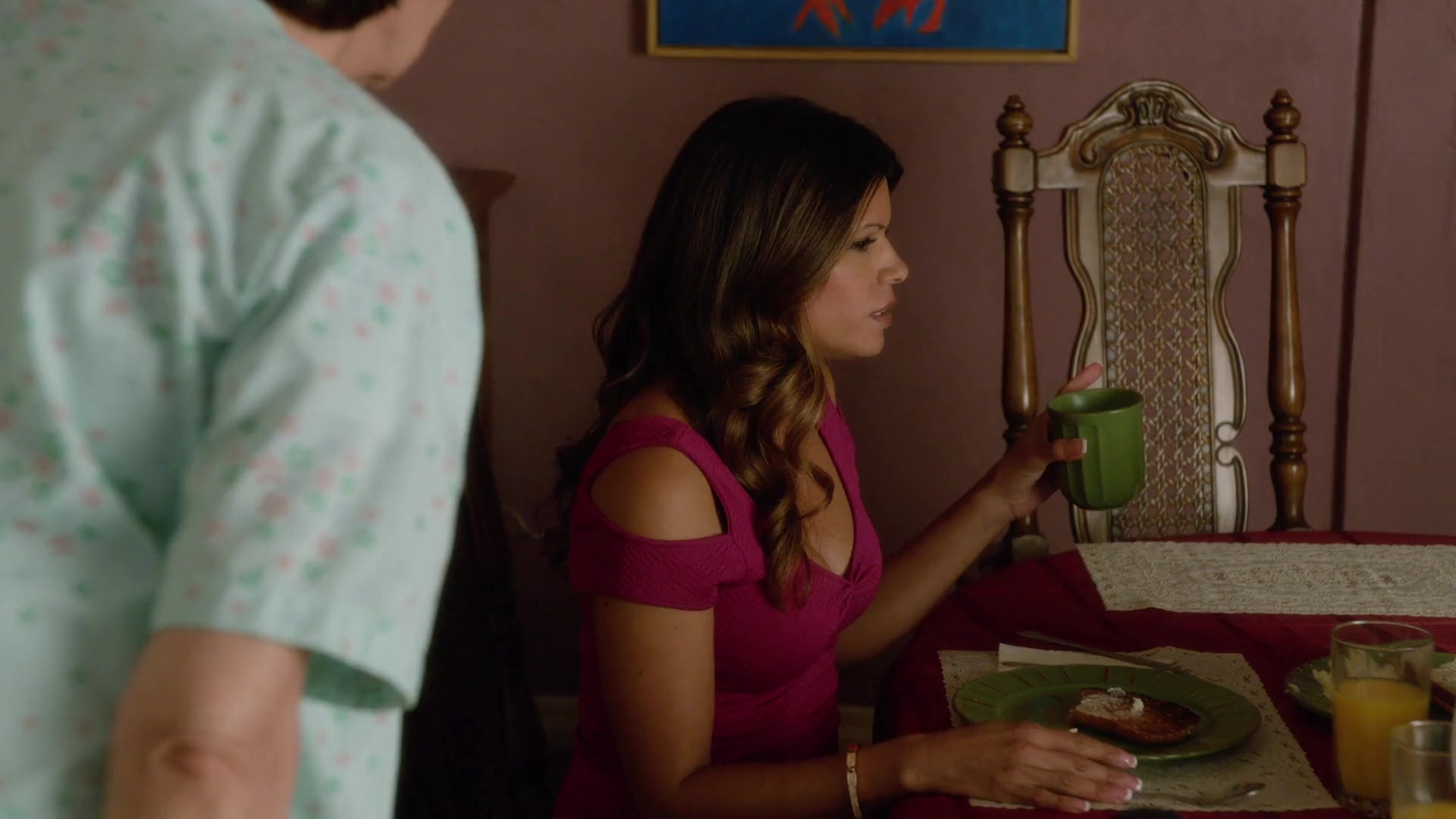 Andrea Navedo sexy - Jane the Virgin s01e04 (2014)