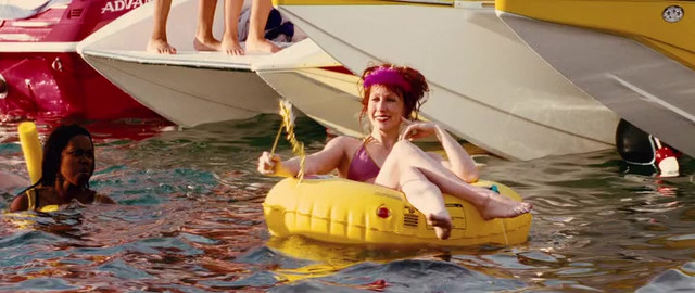 Bonnie Morgan sexy - Piranha 3D (2010)