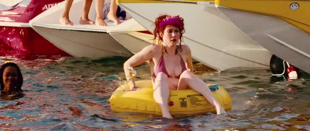 Bonnie Morgan sexy - Piranha 3D (2010)