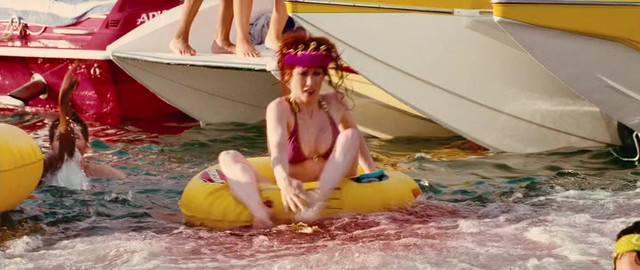 Bonnie Morgan sexy - Piranha 3D (2010)