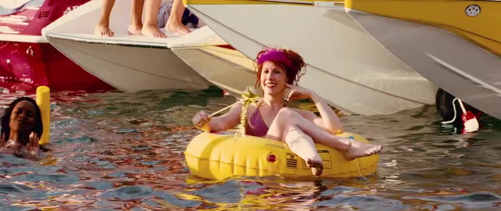 Bonnie Morgan sexy - Piranha 3D (2010)