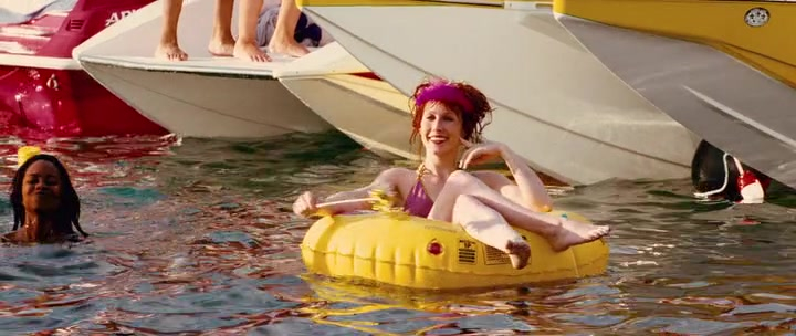 Bonnie Morgan sexy - Piranha 3D (2010)