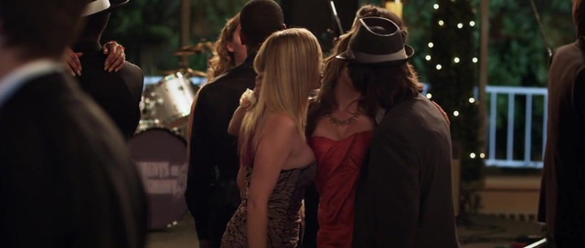 Dreama Walker sexy, Sarah Hyland sexy - Date and Switch (2013)