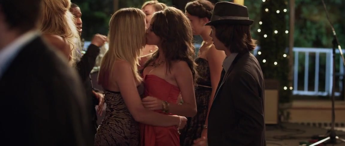 Dreama Walker sexy, Sarah Hyland sexy - Date and Switch (2013)