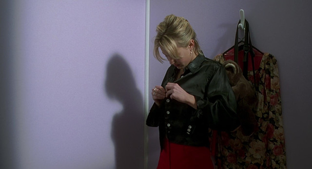 Joey Lauren Adams nude - Mallrats (1995)