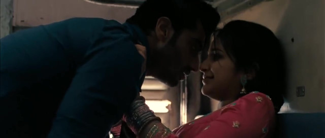 Parineeti Chopra sexy - Ishaqzaade (2012)