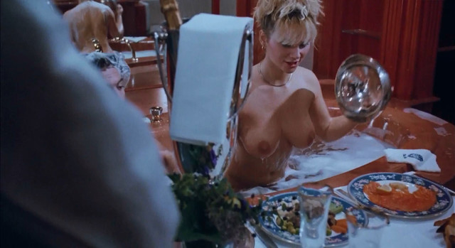 Tatjana Simic nude, Amanda Redington nude - Flodder in Amerika! (1992)