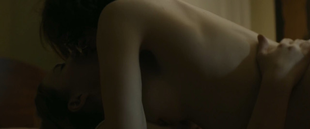 Anna Paquin nude, Holliday Grainger sexy - Tell It to the Bees (2018)