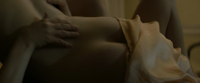 Anna Paquin nude, Holliday Grainger sexy - Tell It to the Bees (2018)