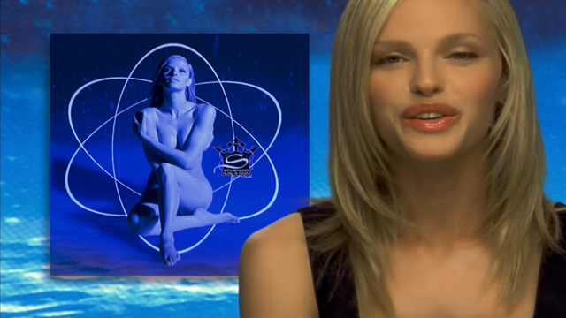 Rebecca Romijn sexy, Rachel Roberts sexy - S1m0ne (2002)