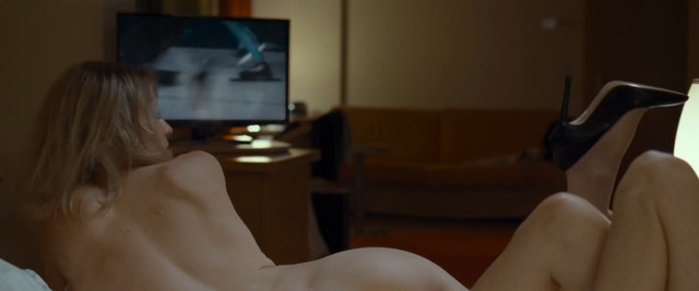 Valerie Pachner nude, Mavie Horbiger nude, Pia Hierzegger nude - Der Boden unter den Fssen (2019)