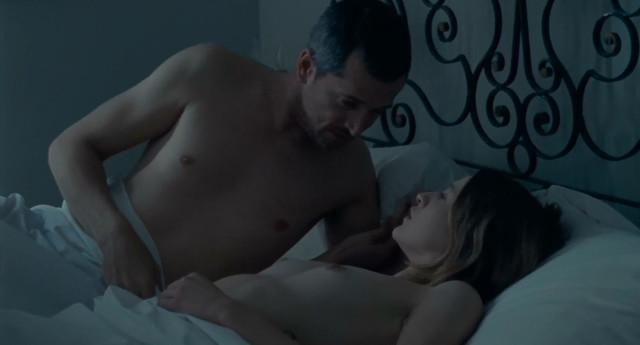 Christa Theret nude, Juliette Binoche nude - Doubles vies (2018)