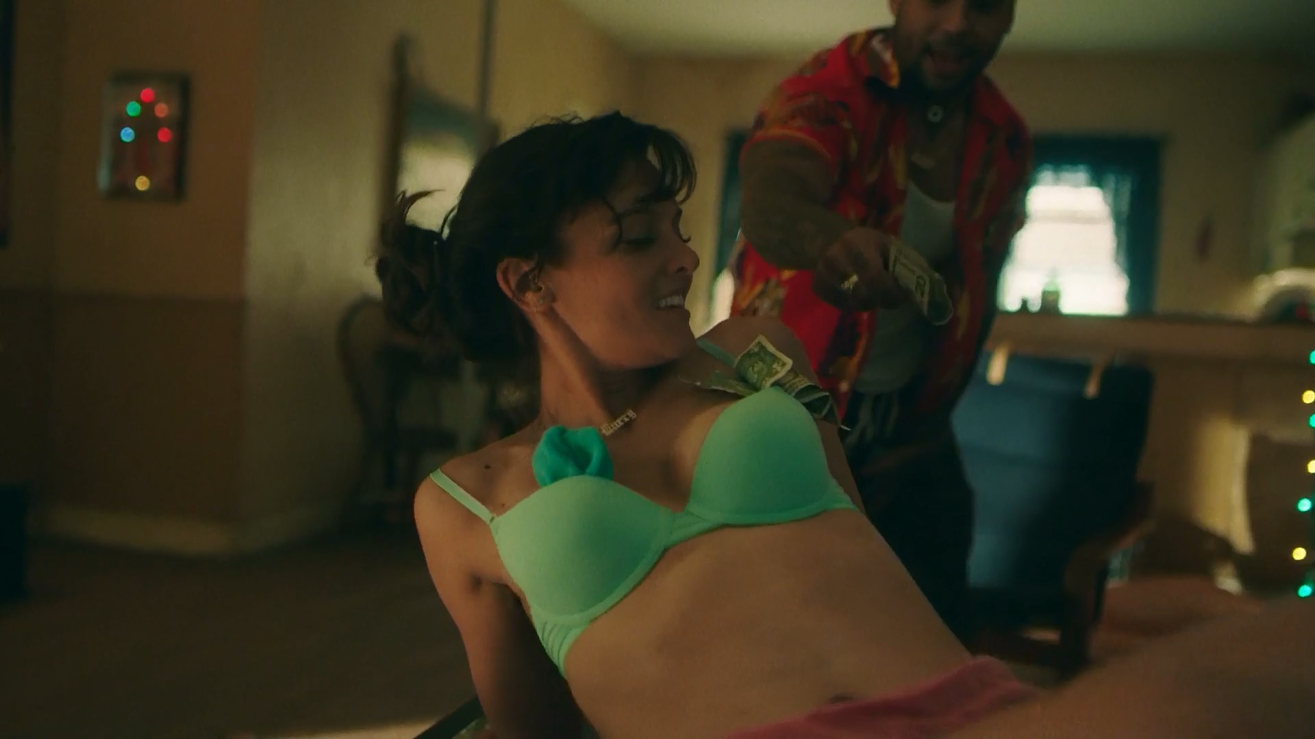 Frankie Shaw sexy, Samara Weaving sexy - SMILF s02e08 (2019)