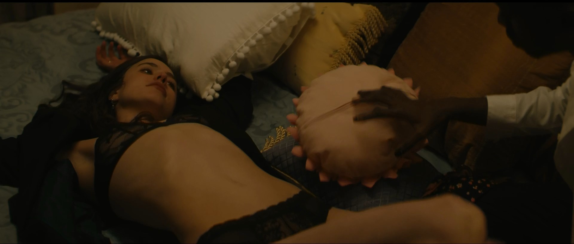 Margaret Qualley sexy, KiKi Layne sexy - Native Son (2019)