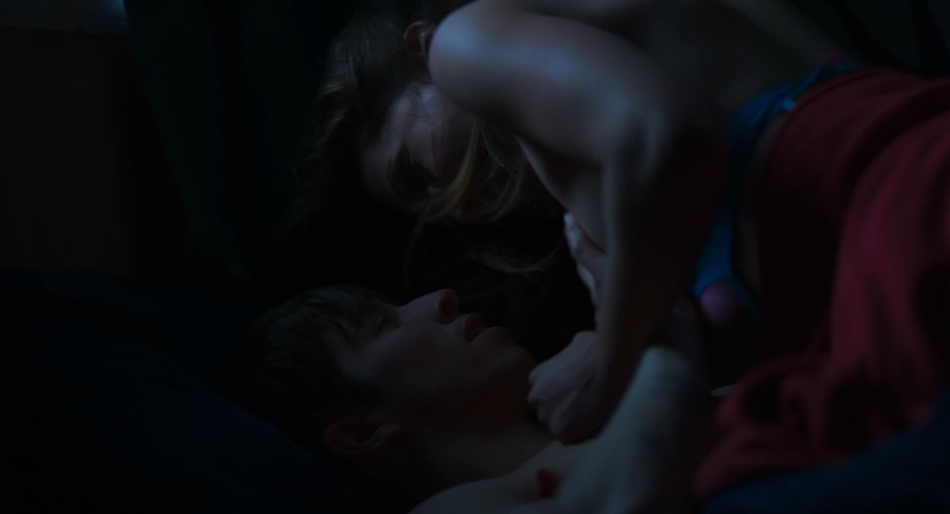 Jessica Rothe sexy, Kathleen Rose Perkins sexy - Juveniles (2018)