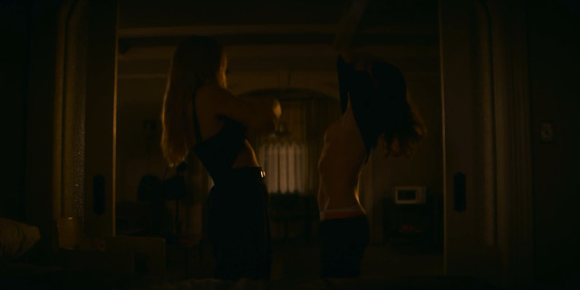 Ellen Page nude, Zosia Mamet sexy - Tales of the City s01e02, e05 (2019)