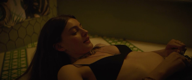 Kaitlyn Dever sexy, Diana Silvers sexy - Booksmart (2019)