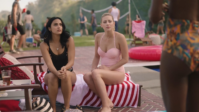 Camila Mendes sexy, Brit Morgan sexy, Madelaine Petsch sexy - Riverdale s03e01 (2018)