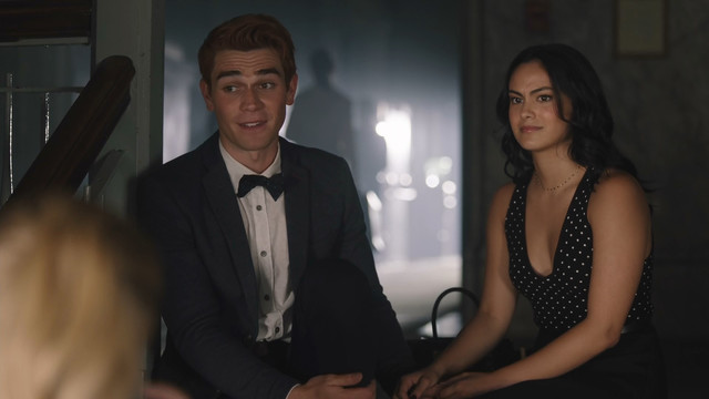 Camila Mendes sexy, Brit Morgan sexy, Madelaine Petsch sexy - Riverdale s03e01 (2018)