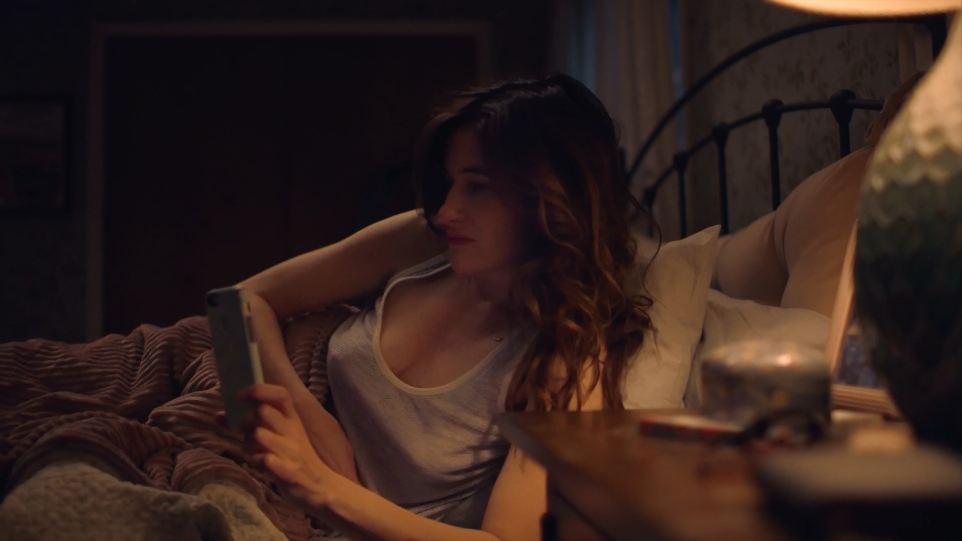 Kathryn Hahn sexy, Jasmine Cephas Jones sexy – Mrs. Fletcher s01e06 (2019)