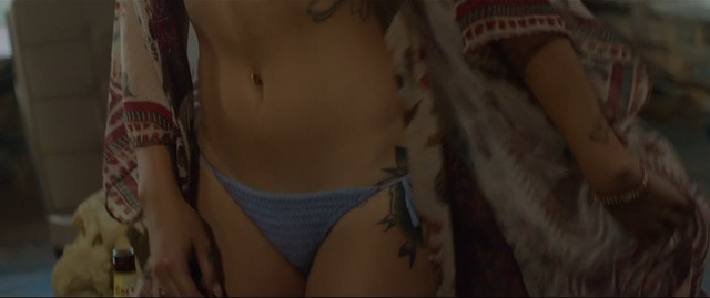 Angela Trimbur sexy, Janel Parrish sexy - Trespassers (2018)