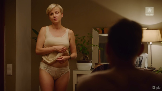 Katarzyna Zielinska nude, Weronika Rosati sexy, Julia Wieniawa-Narkiewicz sexy - Zawsze warto s01e01 (2019)