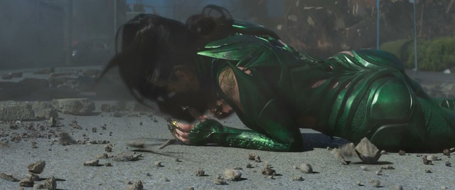 Elizabeth Banks sexy, Naomi Scott sexy - Power Rangers (2017)