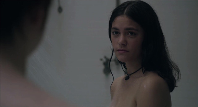 Blu Hunt sexy, Maisie Williams sexy -  The New Mutants (2020)