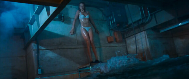 Saffron Burrows sexy, Erinn Bartlett sexy, Sabrina Geerinckx sexy - Deep Blue Sea (1999)