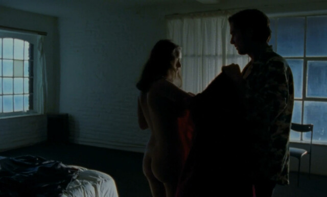 Marion Cotillard nude, Nozha Khouadra sexy - Chloe (1996)