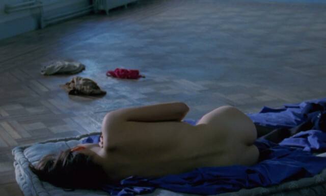 Marion Cotillard nude, Nozha Khouadra sexy - Chloe (1996)