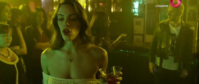 Emilia Attias sexy, Mariana Anghileri sexy - El Muerto Cuenta su Historia (2016)