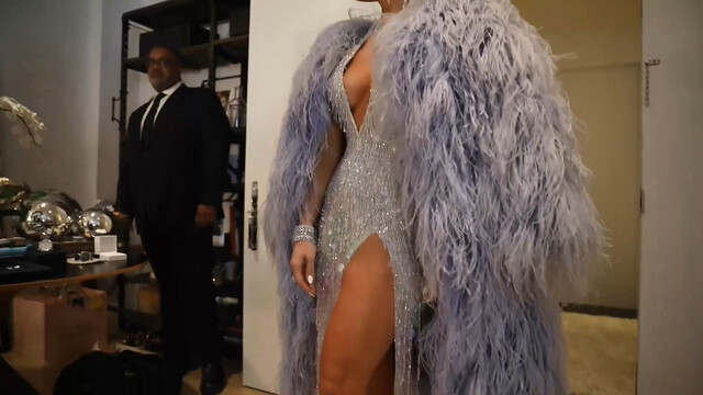 Jennifer Lopez sexy - Fashion Moments (2019)